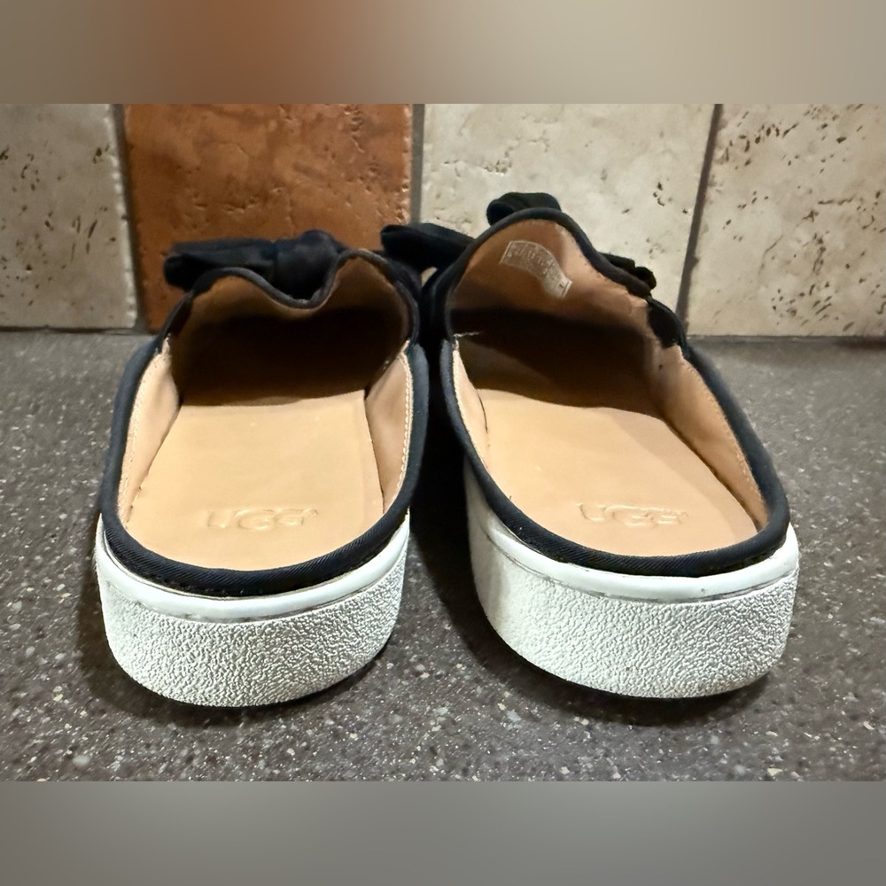 Ugg Black Slip-On Women's Shoes with Bow Detail size 9 - Picture 4 of 9